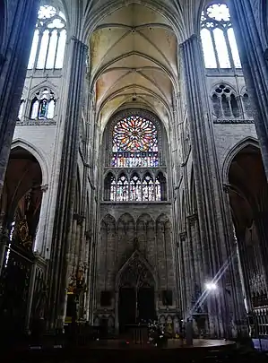 Cathédrale d'Amiens – transept avec nef (à droite, 1220–1236, gothique classique) et chœur (à gauche, 1236–1269, gothique rayonnant)