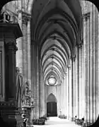 Fenêtre de la façade principale éclairant le collatéral, Cathédrale Notre-Dame d'Amiens.
