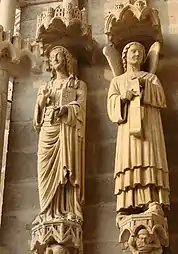 Portail Saint-Firmin : deux des grandes statues des piédroits de gauche : sainte Ulphe et un ange.