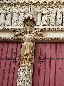 La Vierge dorée du portail sur de la Cathédrale Notre-Dame d'Amiens