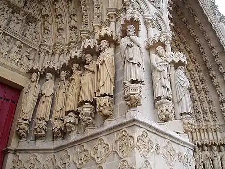 Saint Fuscien sur le portail de Saint Firmin, cathédrale d'Amiens (4e statue en partant de la gauche).