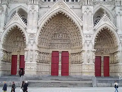 Les trois portails de la grande façade occidentale furent très rapidement édifiés. Ils datent des années 1220-1230 (premier tiers du XIIIe siècle).