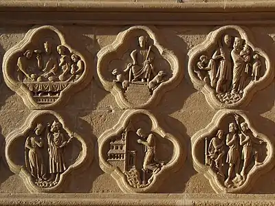 Ces bas-reliefs du soubassement du portail de droite (de la Mère-Dieu) de la façade occidentale se trouvent sous les statues des rois Salomon et Hérode et datent du début du XIIIe siècle.