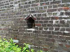 Niche avec deux briques en bâtière, à Amiens (Somme).