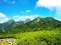 Les monts Amida, Iō, Yoko, Aka et Gongen vus depuis le mont Amigasa.