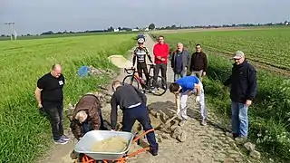 Reprofilage du pavage et enlévements des gravillons le 19 mai 2018 par les amis de Paris-Roubaix