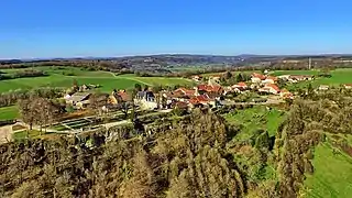 Vue générale du château et son parc.