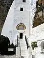 Entrée du Monastère; l'arc brisé indique une influence latine.