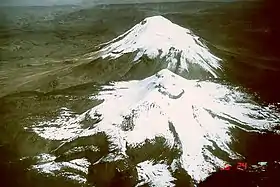 L'Ampato (derrière) et le Sabancaya (devant).