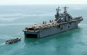 Un LCU enradiant l'USS Belleau Wood au large du Koweït (7 juillet 2004).