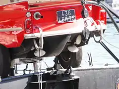 Une Amphicar sur une péniche d'habitation, hélices et tuyau d'échappement.