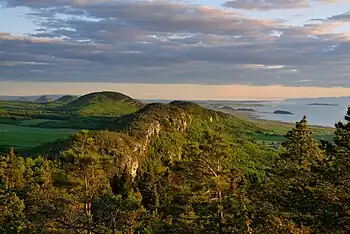 Vue vers l'ouest à partir du sommet des collines dominant le fleuve Saint-Laurent à la hauteur de Saint-André-de-Kamouraska