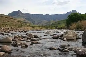 L'« Amphithéâtre » à la frontière du KwaZulu-Natal et du Lesotho. Ici, les sommets sont faits de laves basaltiques épanchées à la surface, alors que les sills de dolérite résultent d'intrusions entre les couches antérieures. Les laves du Drakensberg ont couvert l'Afrique australe il y a 180 Ma. Elles font 1 400 m d'épaisseur, tandis que les dolérites font typiquement 20 à 50 m d'épaisseur dans la partie orientée est-ouest du sud de l'escarpement.