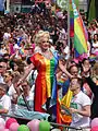 Une drag queen habillée aux couleurs de l'arc-en-ciel lors de la marche des fiertés d'Amsterdam aux Pays-Bas en 2015.