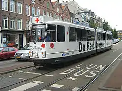 "De Red Crosser" 3001 (ex-767) avec des équipements pour les personnes handicapées (dont un élévateur). Ce tramway a été utilisé entre 2003 et 2016.