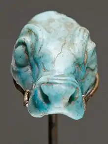 Amulette en forme de tête de bovidé au nom de Kadashman-Turgu. Musée du Louvre.