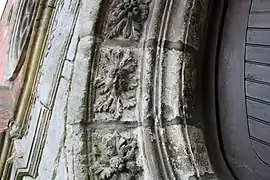 Détail des sculptures de la façade de l'église.