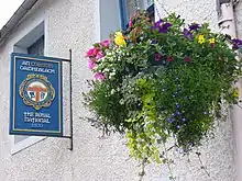  Fondée à Oban en 1891, An Comunn Gàidhealach est une institution gaëlle et gaélique, qui fait la promotion de l'enseignement, de l'apprentissage et de l'utilisation de la langue gaélique, mais aussi de l'étude de la culture, de la littérature, de l'histoire, de la musique et de arts gaëls, notamment par le biais du Royal National Mòd.