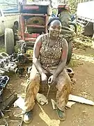 Mécanicienne dans un garage automobile, Kenya, 2017.