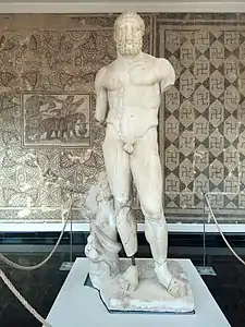 Statue en marbre d'Hercule, version romaine d'Héraclès.