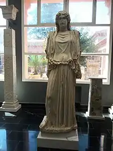 Sculpture en marbre de Déméter déesse de l'agriculture et des moissons.