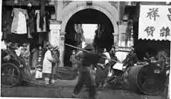 Porte d'un lilong au début du XXe siècle, Shanghai