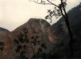 Le "Gunung Ranakah" (altitude : 2 350 mètres) est un volcan de type volcan gris. Il se caractérise comme étant un dôme de lave.