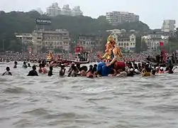 Immersion de la statue de Ganesh à Mumbai, durant la célébration du Ganesh Chaturthi.