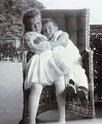 Avec son frère en 1909.