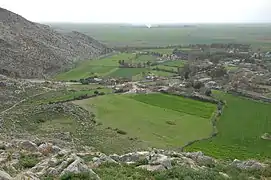 Vue sur le stade et les ruines de l'amphithéâtre sur le devant à gauche de l'image, en montant vers l'Acropole