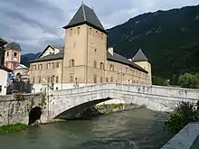 Le pont Saint-Pierre, l'ancien évêché de Tarentaise et l'entrée de la cathédrale Saint-Pierre.