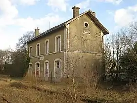 Vu de l'ancien bâtiment voyageurs muré, côté voies, en 2009.