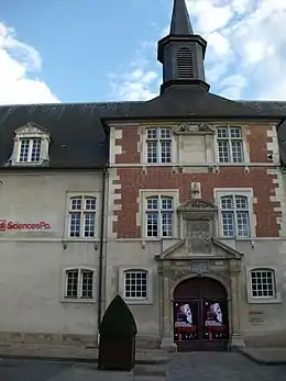 Ancien Collège des Jésuites de Reims, place Museux.