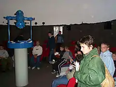 L'intérieur de la coupole du premier Planétarium avec le projecteur ZKP2.