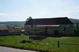 Ancien bâtiments du château de Saint-Agnan converti en ferme.