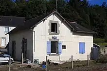 L'ancien maison de garde-barrière qui faisait office de bâtiment voyageurs