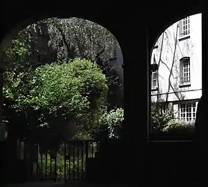 Jardin sur l’espace de l’ancien cimetière derrière les arcades du charnier