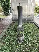 Sépultureà l'abandonà l'ancien cimetière de Courbevoie.