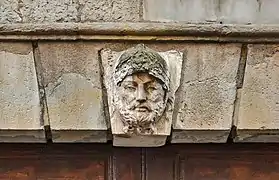 no 41 : mascaron du porche.