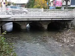 Pont routier Boulevard Jules Guesde. Le tablier a été reconstruit sur la base du pont-canal de Troyes.