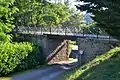 Ancien pont ferroviaire de la ligne de Moulin-Neuf à Lavelanet à Moulin-Neuf, au-dessus d'une voie communale.