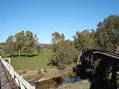 Le même pont ferroviaire sur le lit majeur de la rivière, à gauche, l'ancien pont routier.