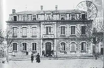 La façade de la nouvelle mairie commandée par le maire Napoléon Sublet, elle fut inaugurée en 1882.