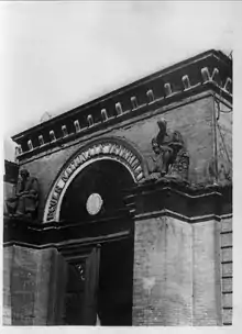 Statues de Claude Bourgelat et d'Olivier de Serres (1892), dans leur état d'origine à l'ancienne école vétérinaire de Toulouse.