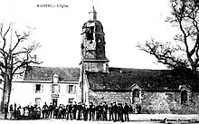 L'ancienne église paroissiale Sainte-Radegonde de Riantec vers 1900, détruite par un incendie le 23 janvier 1917 (carte postale Henri Laurent).