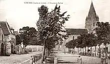 Carte postale ancienne en noir et blanc représentant une église sur une place.