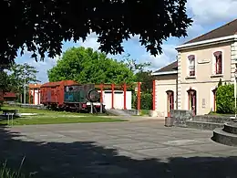 Locomotive monument avant ancienne gare de Saint-Médard-en-Jalles.