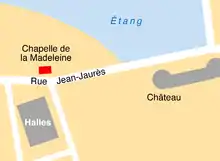 Plan sommaire donnant l'étang au nord, les halles au sud et le château à l'est. La rue Jean-Jaurès, orientée ouest-est, passe entre l'étang et les halles. L'emplacement de la chapelle est côté nord de cette rue, au nord des halles.