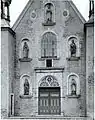 Façade de l'église avec les statues de Jean-Baptiste Côté installées en 1889 et elles-mêmes remplacées en 1929