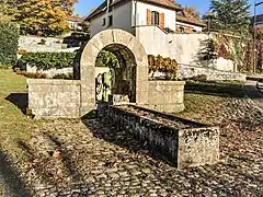 Ancienne fontaine-abreuvoir de la mairie.